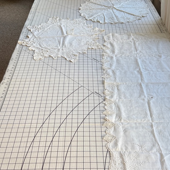 Set of 3 Vintage Whitework Linens – Cutwork Grapevine Doily c.1903, ca 1903-1940 - Picture 3 of 16